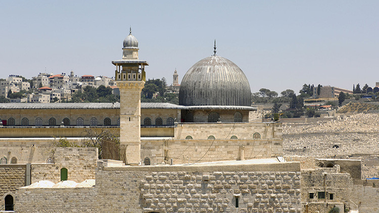 मस्जिदुल अक़्सा के बाबुल मुग़ारेबा गेट और बुर्राक़ दीवार का पत्थर गिरा