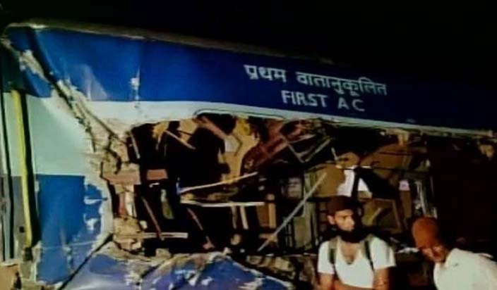 आंध्र प्रदेश में ट्रेन हादसा: 32 की मौत, रेल मंत्री ने दिए जांच के आदेश