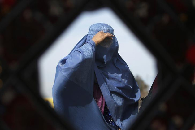 شمالی افغانستان میں شدت پسند تنظیم داعش کے خلاف سوگوار افغان عورتیں سینہ سپر