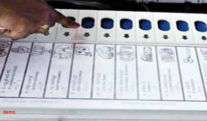 आजमगढ़ और रामपुर में मतदान जारी