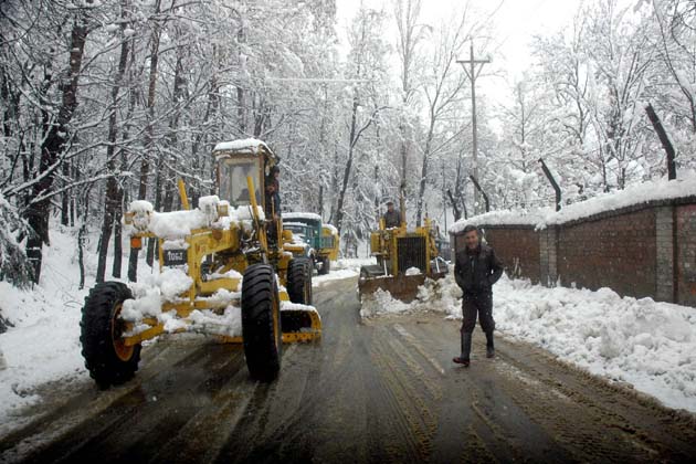 ANANTNAG, JAN 7 (UNI):- Men and machinery on work clearing snow from Srinagar Jammu National Highway at Lower Munda in south Kashmir district Anantnag as the highway remain closed on the second day on Saturday. UNI PHOTO-100U