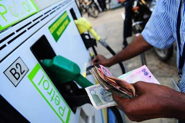 दिल्ली में पेट्रोल की कीमत हुई 96 रुपये के पार