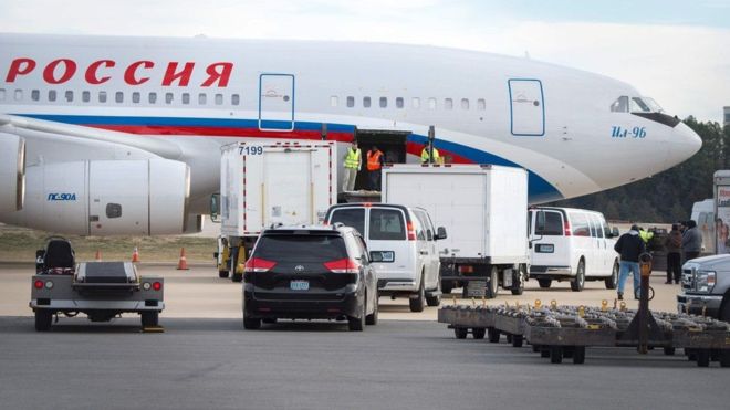 روس کے ملک بدر کیے گئے 35 سفارتکاروں نے امریکہ چھوڑ دیا