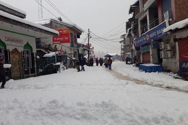BHADERWAH, JAN 16 (UNI):- Bhaderwah valley in Jammu and Kashmir recorded heavy snowfall over the last 24 hours, on Monday.UNI PHOTO-10U