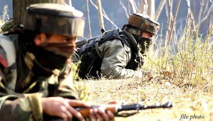 जम्मू-कश्मीर: आतंकवादियों और सुरक्षा बलों में मुठभेड़, 3 आतंकवादी ढेर