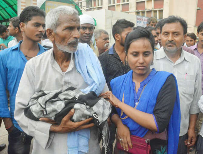 गोरखपुर के अस्पताल में 26 बच्चों समेत 33 की मौत, बिगड़ी थी ऑक्सीजन सप्लाई
