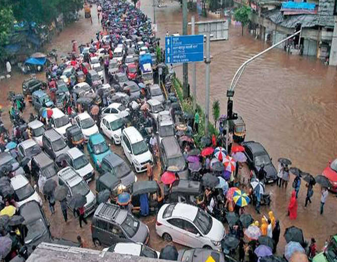 मुंबई में बारिश से बिगड़े हालात में मामूली सुधार, लोकल ट्रेन-फ्लाइट्स शुरू