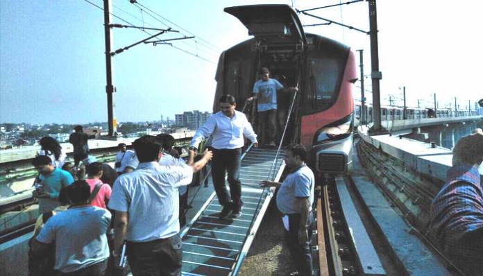 पहले ही दिन धोखा दे गई लखनऊ मेट्रो, सीढ़ी से निकाले गए फंसे यात्री