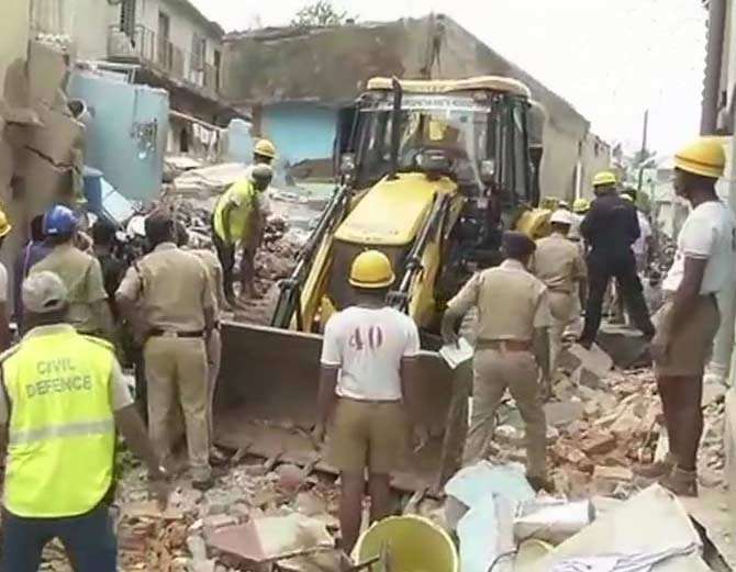 बेंगलुरु में धमाके से 4 बिल्डिंग गिरीं, 7 की मौत, अनाथ बच्ची को सरकार गोद लेगी