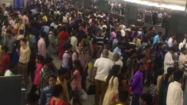 भाई दूज पर दिल्ली मेट्रो में खराबी से यात्री बेहाल, स्टेशनों पर अफरा-तफरी