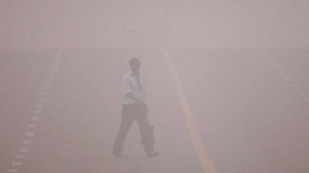 दिल्ली में सर्दी बढ़ते ही धुंध की चादर से घिरी, विजिबिलिटी 50 मीटर तक घटी