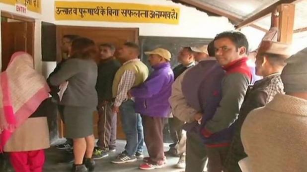 हिमाचल की 68 सीटों पर मतदान शुरू, वीरभद्र और धूमल की साख दांव पर
