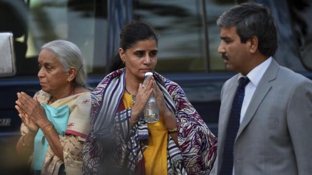 राजनीतिक दलों ने जाधव की मां और पत्नी के साथ हुए दुव्र्यवहार की निंदा की