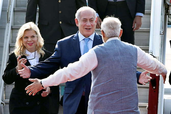 नरेंद्र मोदी नेतन्याहू से गले मिले, कांग्रेस ने PM की हग डिप्लोमैसी का उड़ाया मजाक