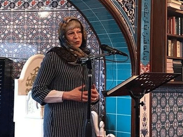 برطانوی وزیراعظم کا حجاب پہن کر مسجد کا دورہ