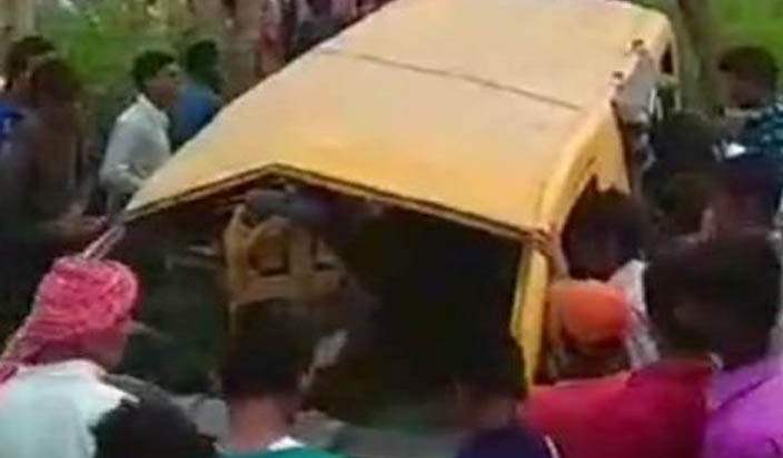 کشی نگر میں اسکول وین ٹرین کی زد میں آگئی، 13 بچے ہلاک