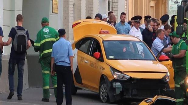 मॉस्कोः फुटबॉल प्रेमियों को नशे में धुत टैक्सी ड्राइवर ने रौंदा, 8 घायल