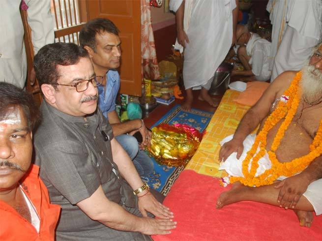 अयोध्या पहुंचे वसीम रिजवी, मंदिर निर्माण के लिए दिया 10 हजार रुपये का चंदा