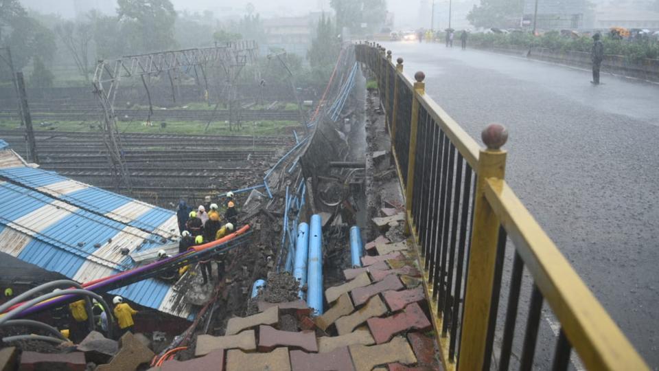 मुंबई – पटरी पर गिरा स्लैब, अंधेरी स्टेशन के पास हादसा, वेस्टर्न रेल लाइन बंद