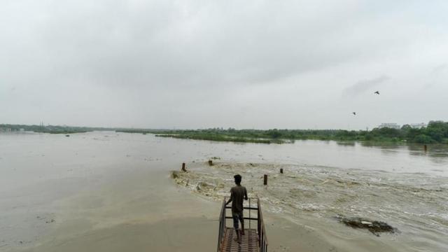 लखनऊ में भारी बारिश से जनजीवन प्रभावित, मंत्री आवासों में भी भरा पानी
