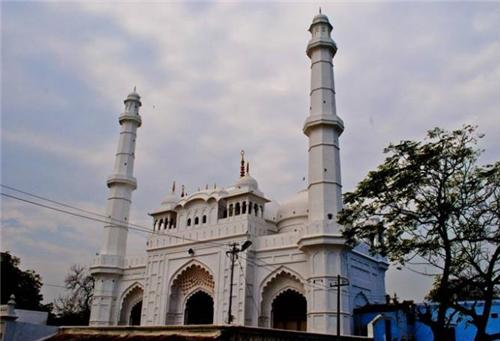 लखनऊ: ऐतिहासिक मस्जिद के सामने लक्ष्मण की मूर्ति लगाने का फैसला, हंगामा