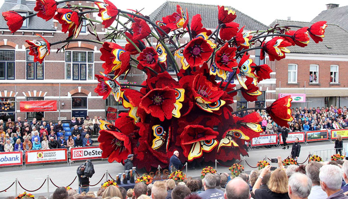 نیدرلینڈ میں رنگ بر نگے پھولوں سے بنے دلچسپ فن پا روں کی سالانہ پریڈ