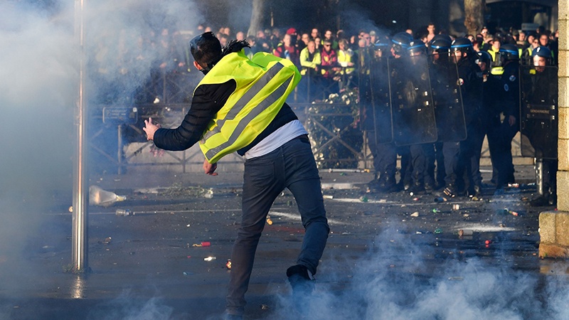 फ़्रान्स में विरोध प्रदर्शन, एक की मौत, 200 से अधिक घायल