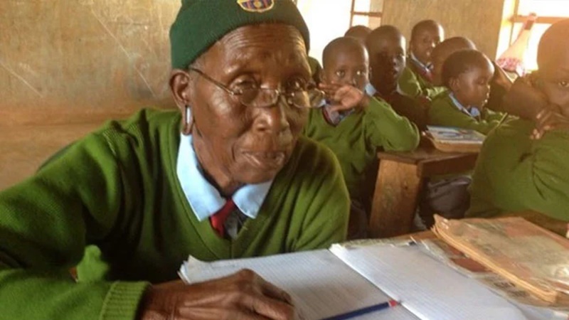 केन्या की 98 वर्षीय महिला ने स्थानीय प्राथमिक विद्यालय में दाखिला लिया