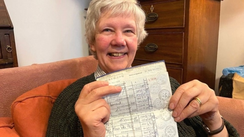60 साल बाद अपना बैंक खाता देखकर हैरान  रह गई स्कॉटलैंड की महिला 