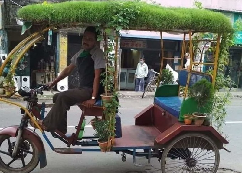 तपती गर्मी में घास की छत वाला अनोखा रिक्शा