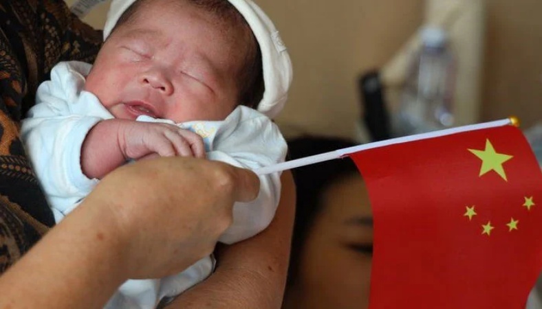 चीन के कई प्रांतों में दशकों बाद जन्म दर गिरने के संकेत