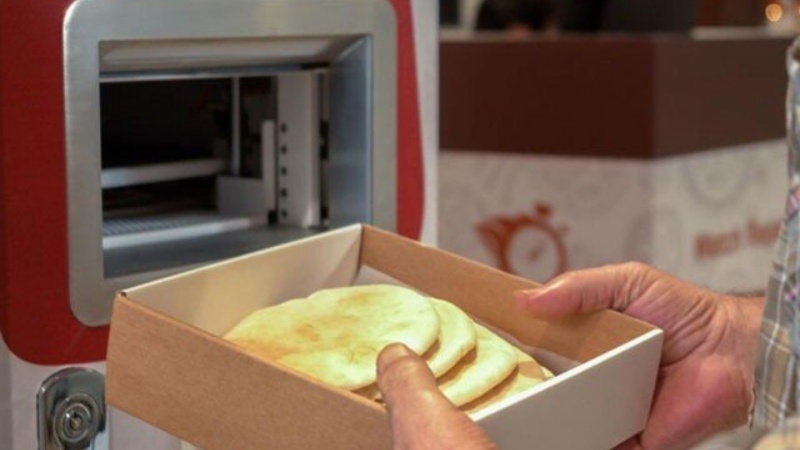 दुबई में ज़रूरतमंदों के लिए लगाई गई फ्री ब्रेड मशीन