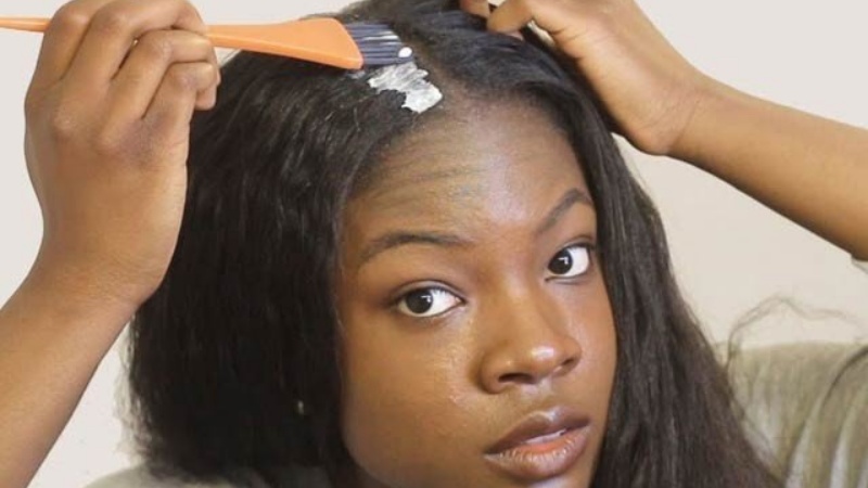 बालों को सीधा करने वाले रसायन और कैंसर के बीच संबंध का पता चला