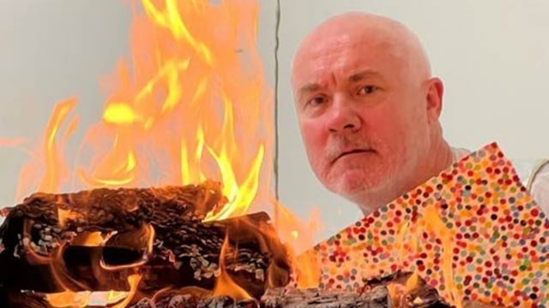 ब्रिटिश चित्रकार अपनी हज़ार पेंटिंग जलाने के बाद 3000 और जलाने वाले हैं 