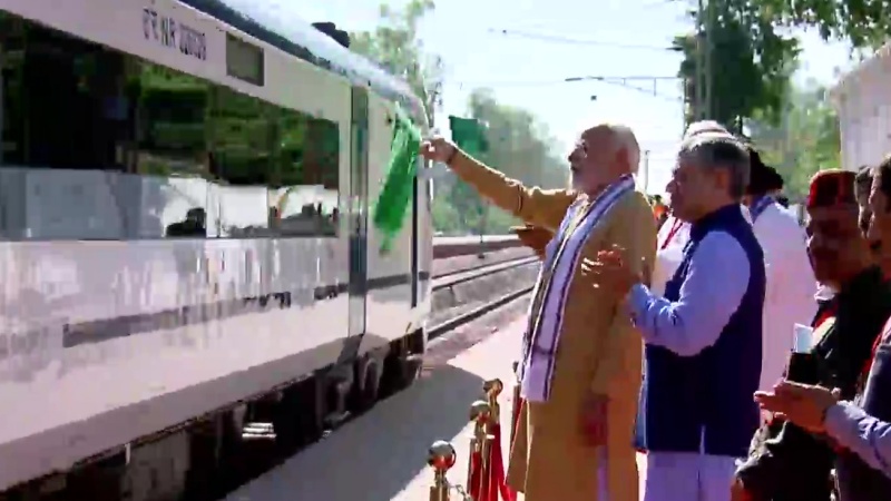प्रधानमंत्री ने ऊना में वंदे भारत ट्रेन को दिखाई हरी झंडी