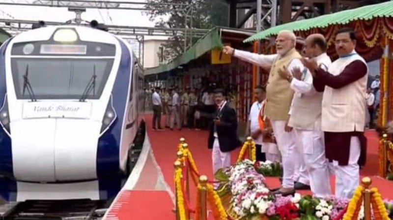 पीएम ने बेंगलुरु में पांचवीं वंदे भारत एक्सप्रेस ट्रेन को दिखाई हरी झंडी