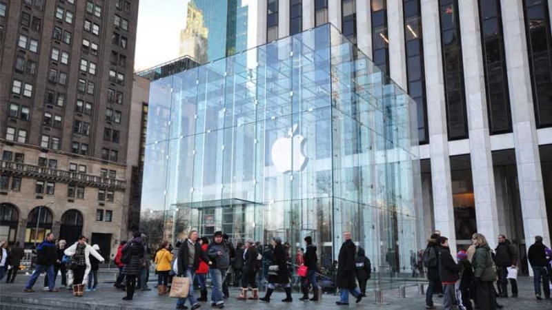 न्यूयॉर्क में एप्पल स्टोर से निकले एक युवक से 300 आईफोन लूट लिए गए