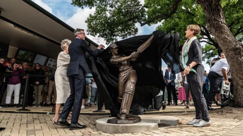 दुनिया की पहली महिला क्रिकेटर की प्रतिमा का अनावरण किया गया