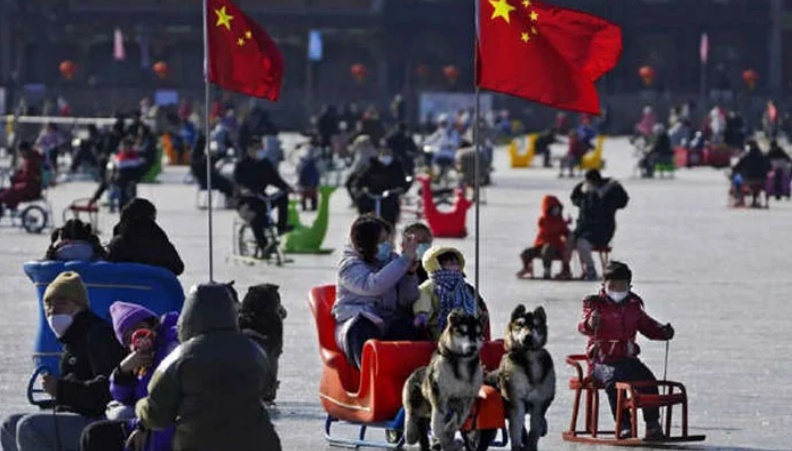 चीन 6 दशकों में पहली बार जनसंख्या में गिरावट का सामना कर रहा है