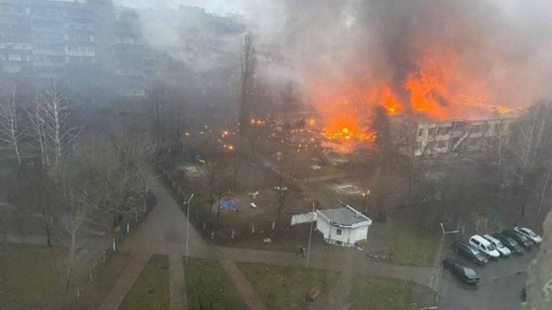 यूक्रेन में हेलीकॉप्टर स्कूल पर गिरा, बच्चों और मंत्री समेत 18 की मौत