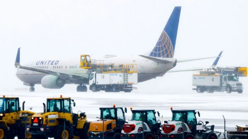 अमेरिका में ठण्ड और तूफान से दो हज़ार उड़ानें रद्द और 15 हज़ार का बदला समय