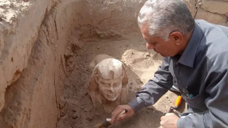 मिस्र में मुस्कुराती हुई स्फिंक्स की मूर्ति मिली