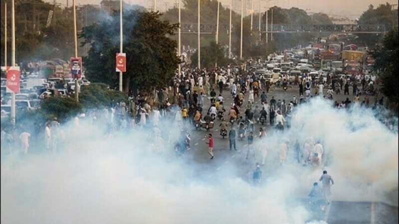 पाकिस्तान में पुलिस और पीटीआई कार्यकर्ताओं के बीच झड़प में हो सकती है इमरान खान की गिरफ्तारी