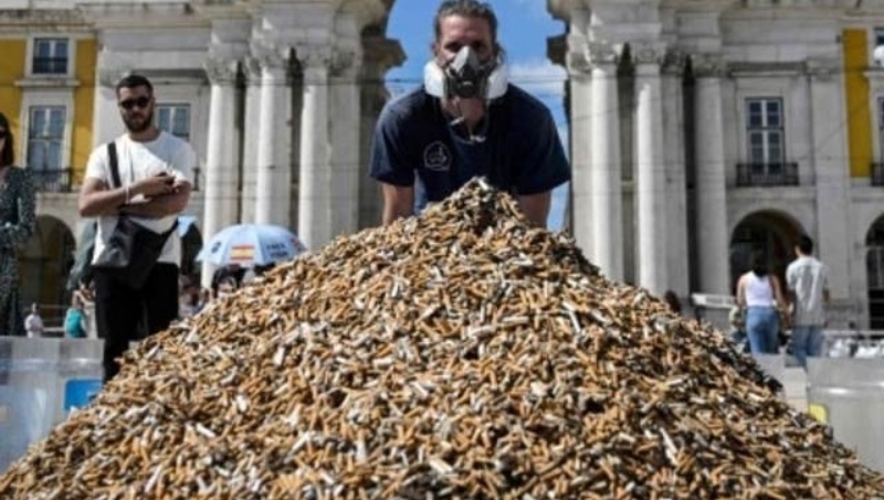 पर्यावरणविदों ने लोगों को जागरूक करने के लिए सिगरेट के 6 लाख टुकड़ों से पहाड़ बना दिया