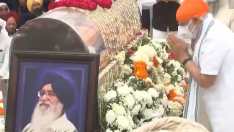 प्रकाश सिंह बादल को दी अंतिम श्रद्धांजलि देने चंडीगढ़ पहुंचे प्रधानमंत्री नरेंद्र मोदी