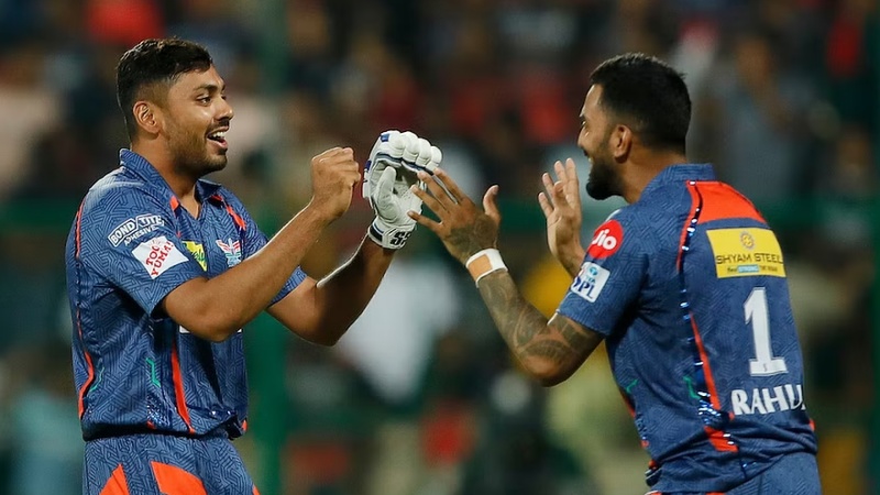 आरसीबी को हराकर लखनऊ सुपर जायंट्स ने आखिरी गेंद पर पलटा मैच का रुख