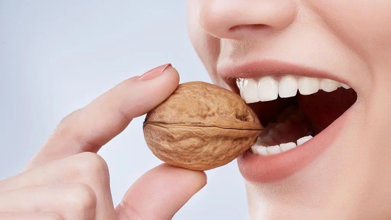 इन आदतों का साथ आपके दांतों की मज़बूती का दावा करता है