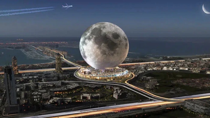 दुबई: एक बुलंद इमारत की छत पर चांद सजाने की तैयारी