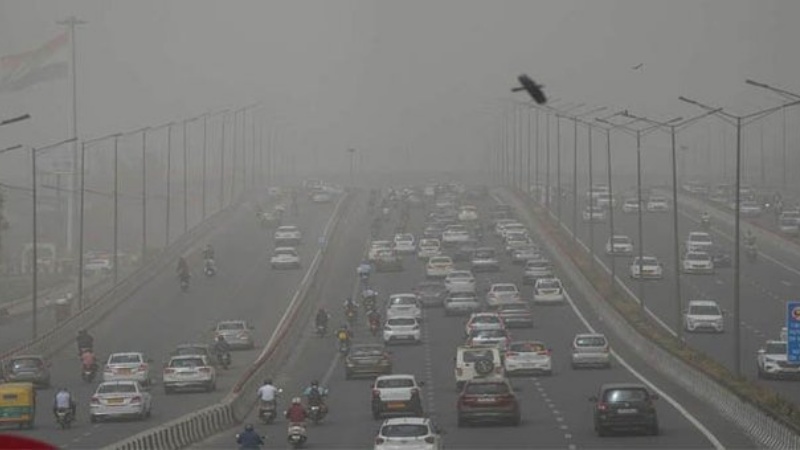 दिल्ली एनसीआर में आसमान पर तनी धूल की चादर