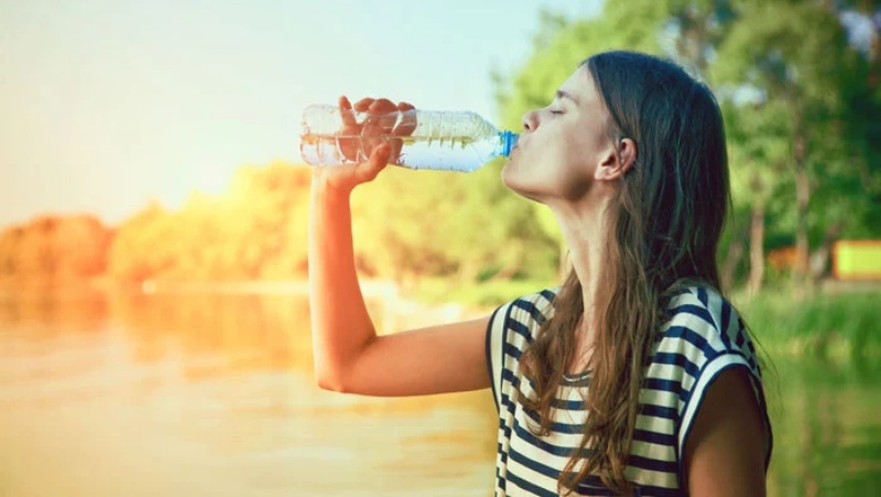 गर्मी के मौसम में पानी की कमी सेहत का संतुलन बिगाड़ देती है